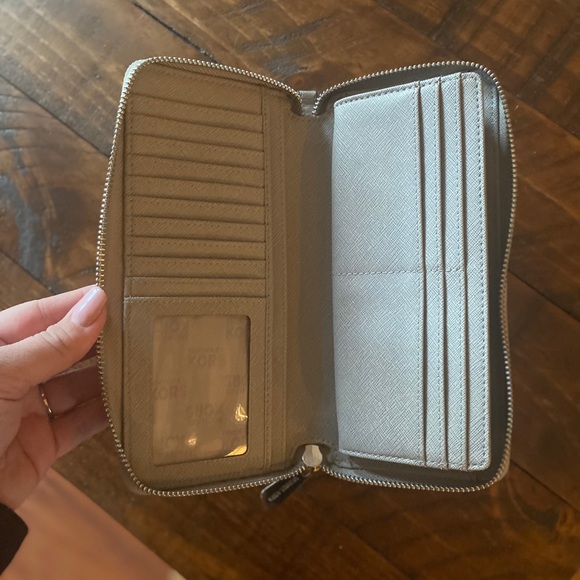 Grey Michael Kors wallet - Picture 2 of 3